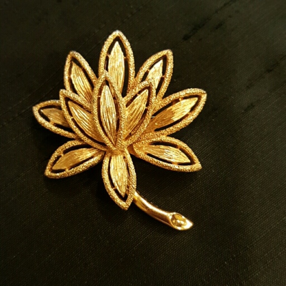 VINTAGE‎ AVON 1970'S FLORAL BROOCH
